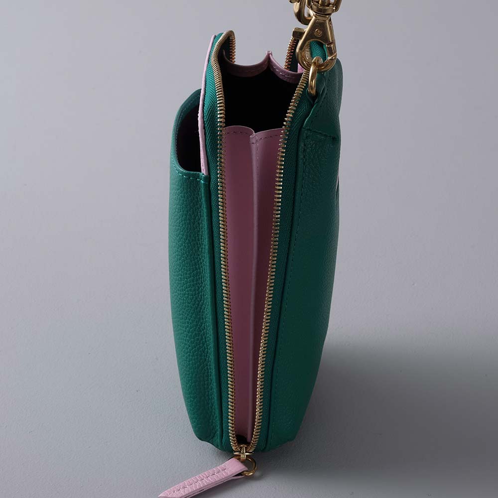 ポーチ付スマホショルダーバッグ - ラウンドファスナーで下の方まで大きく開くので、荷物が取り出しやすいのも特徴です。