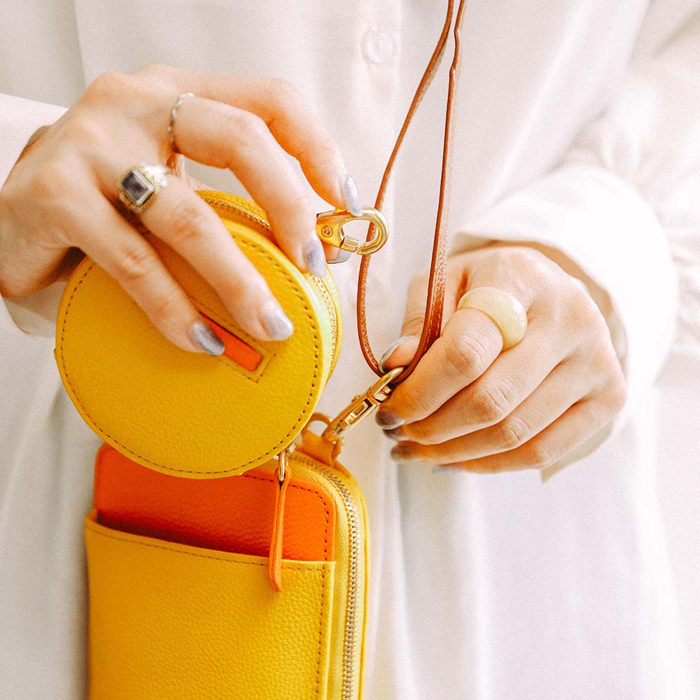 ポーチ付スマホショルダーバッグ - 付属のミニポーチはフックで簡単に取り外せるため、それぞれ単品としても使うことができます。