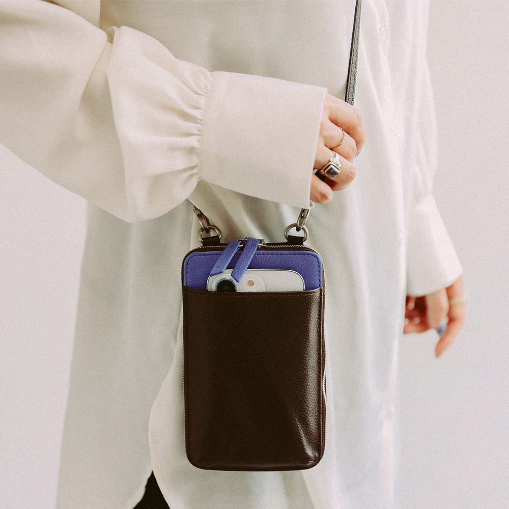 ポーチ付スマホショルダーバッグ - フロントポケットはスマホを出し入れしやすいよう少し大きめに設計しているため、ケース付きのスマホも入ります。