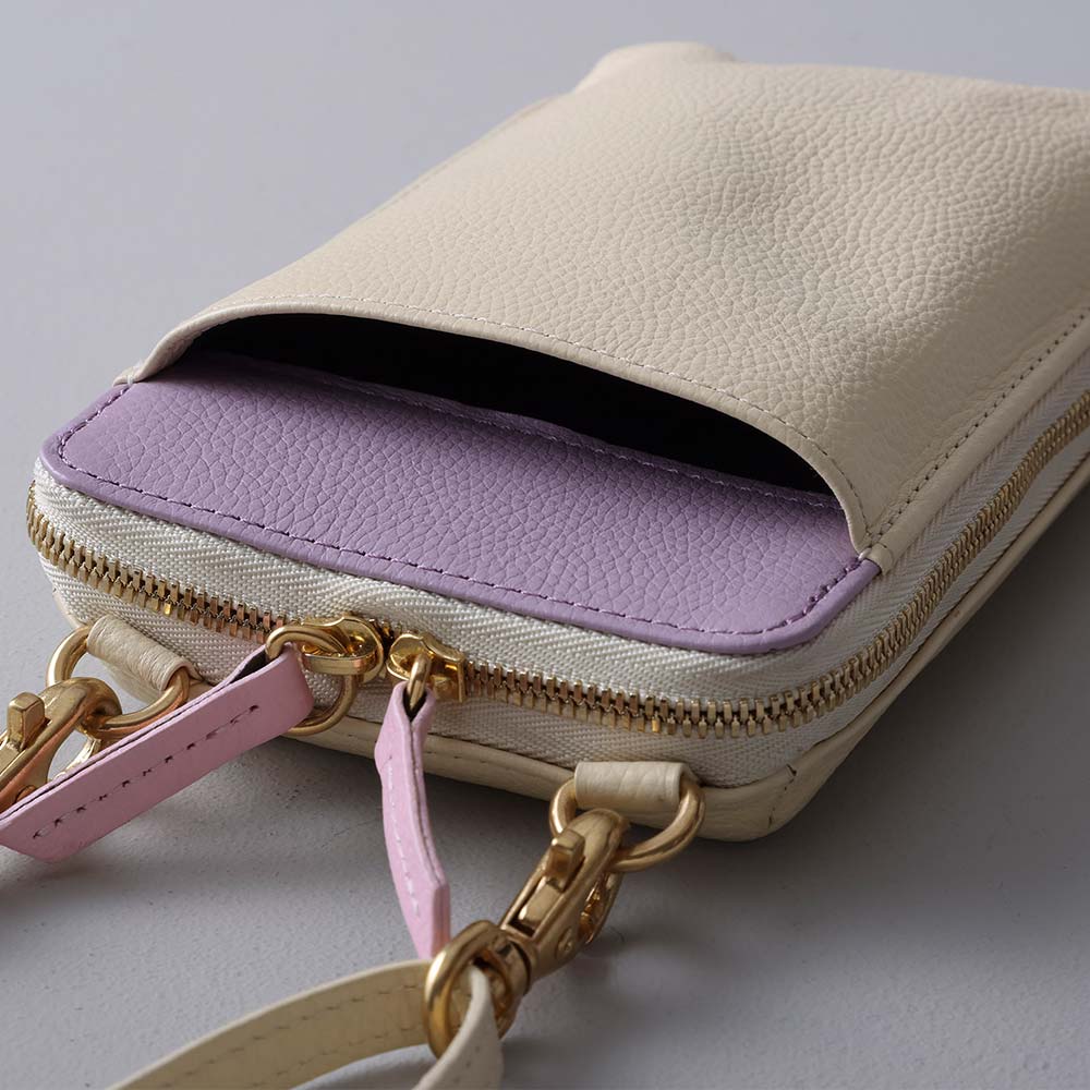 ポーチ付スマホショルダーバッグ - 表面のポケットは立体的でスマホをさっと取り出しやすい仕様になっています。