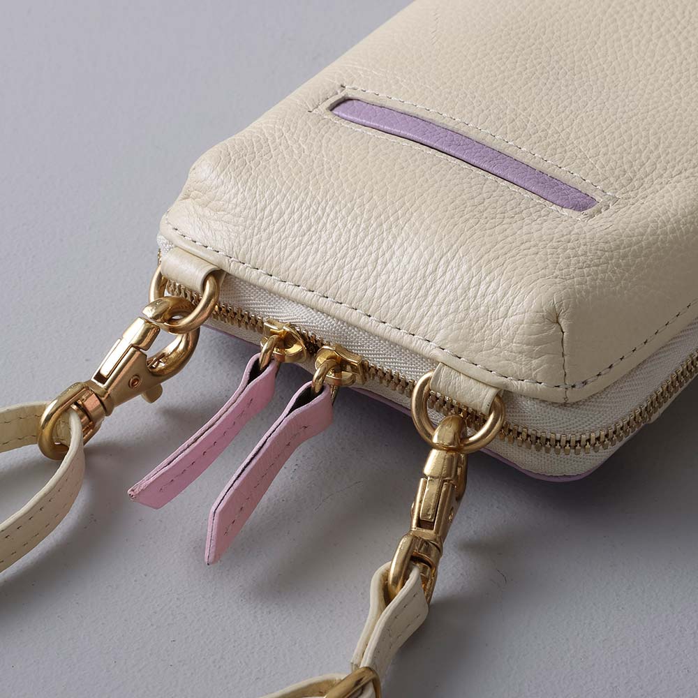 ポーチ付スマホショルダーバッグ - ショルダーストラップと本体は縫い付けではなく、金具でつながっており、荷物を多めにいれても安心感があります。