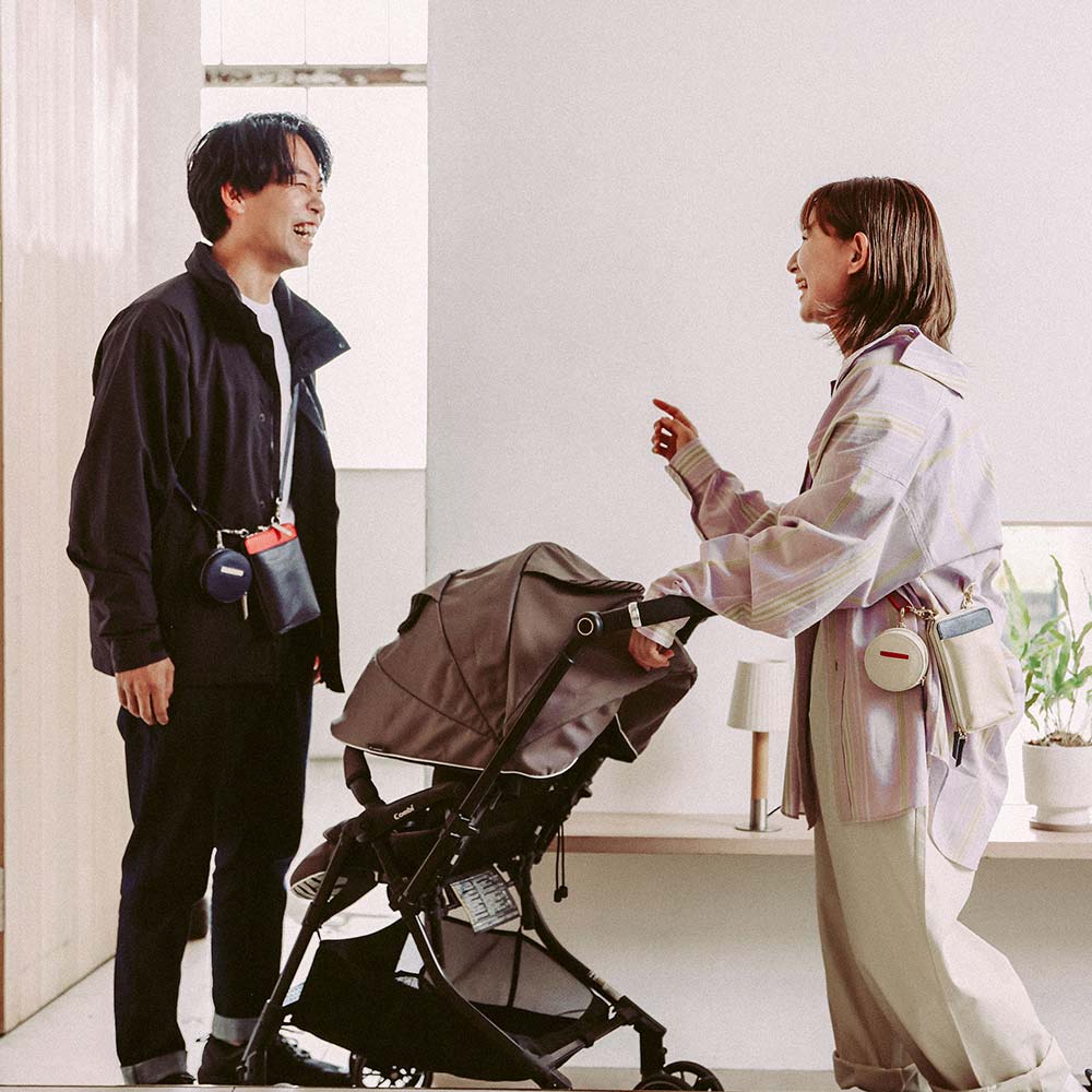 ポーチ付スマホショルダーバッグ - 【モデル（左）】身長：171cm / 使用カラー：ミッドナイトネイビー・パッションチェリー・アイボリーホワイト・シルバー(金具) 【モデル（右）】身長：157cm / 使用カラー：アイボリーホワイト・ミッドナイトネイビー・パッションチェリー×ゴールド(金具)