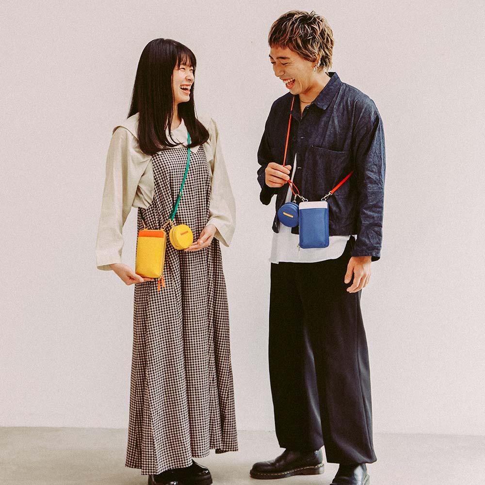 ポーチ付スマホショルダーバッグ - 【モデル（左）】身長：163cm / 使用カラー：ハニービー・ビブラントサン・ヒイラギリーフ・ゴールド(金具)   【モデル（右）】身長：173cm / 使用カラー：スカイダイバー・ブリリアントスノー・パッションチェリー・ハニービー・シルバー(金具)