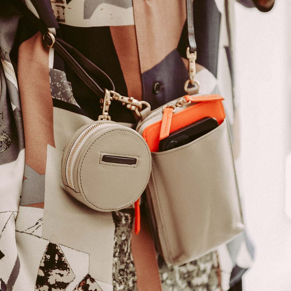 ポーチ付スマホショルダーバッグ - 使用カラー：グレージュ・ビブラントサン・エスプレッソブラウン・ゴールド(金具)