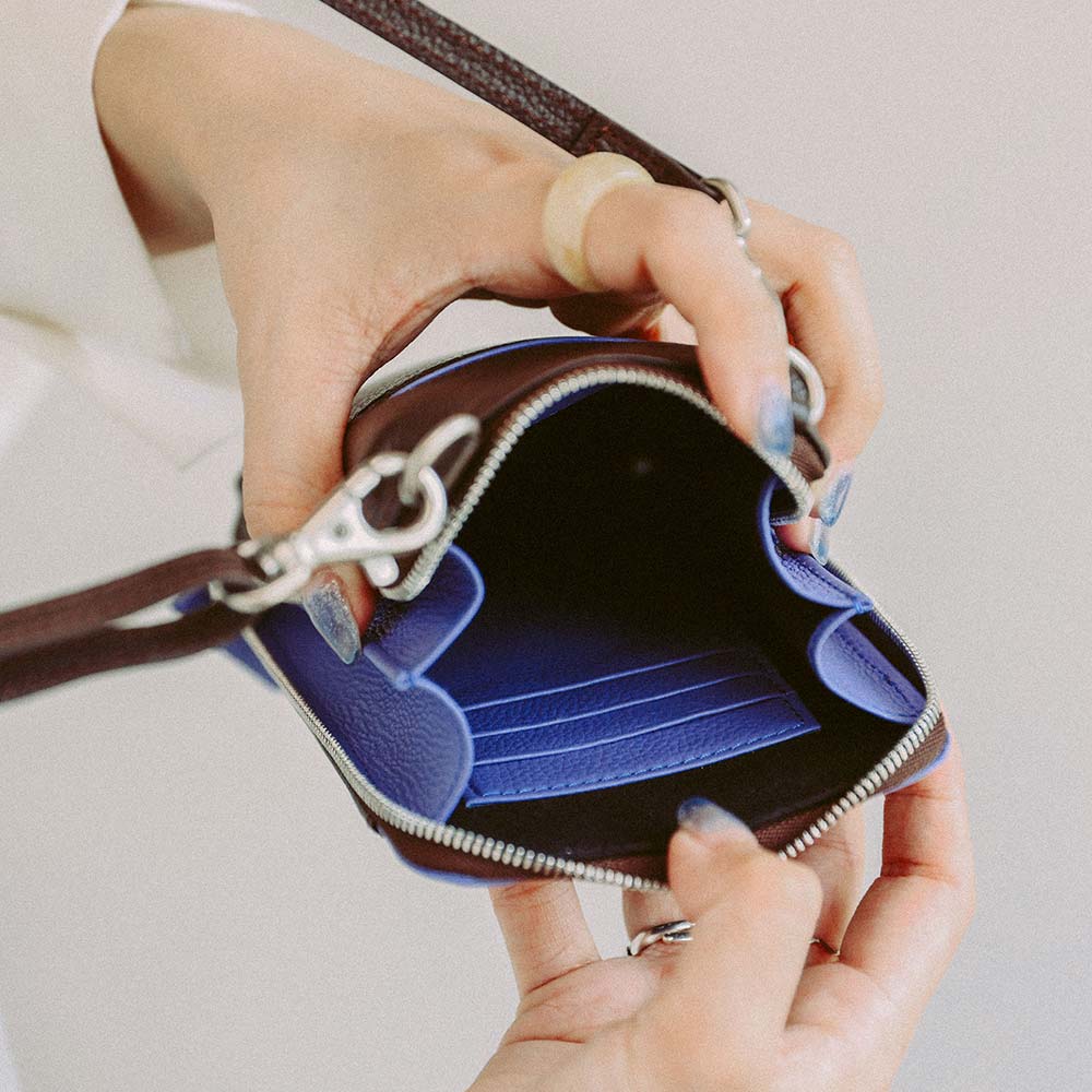 ポーチ付スマホショルダーバッグ - 中には3段のカードポケットがあり、クレジットカードや免許証などを収納できます。キャッシュレス派の方はお財布の代わりにも。