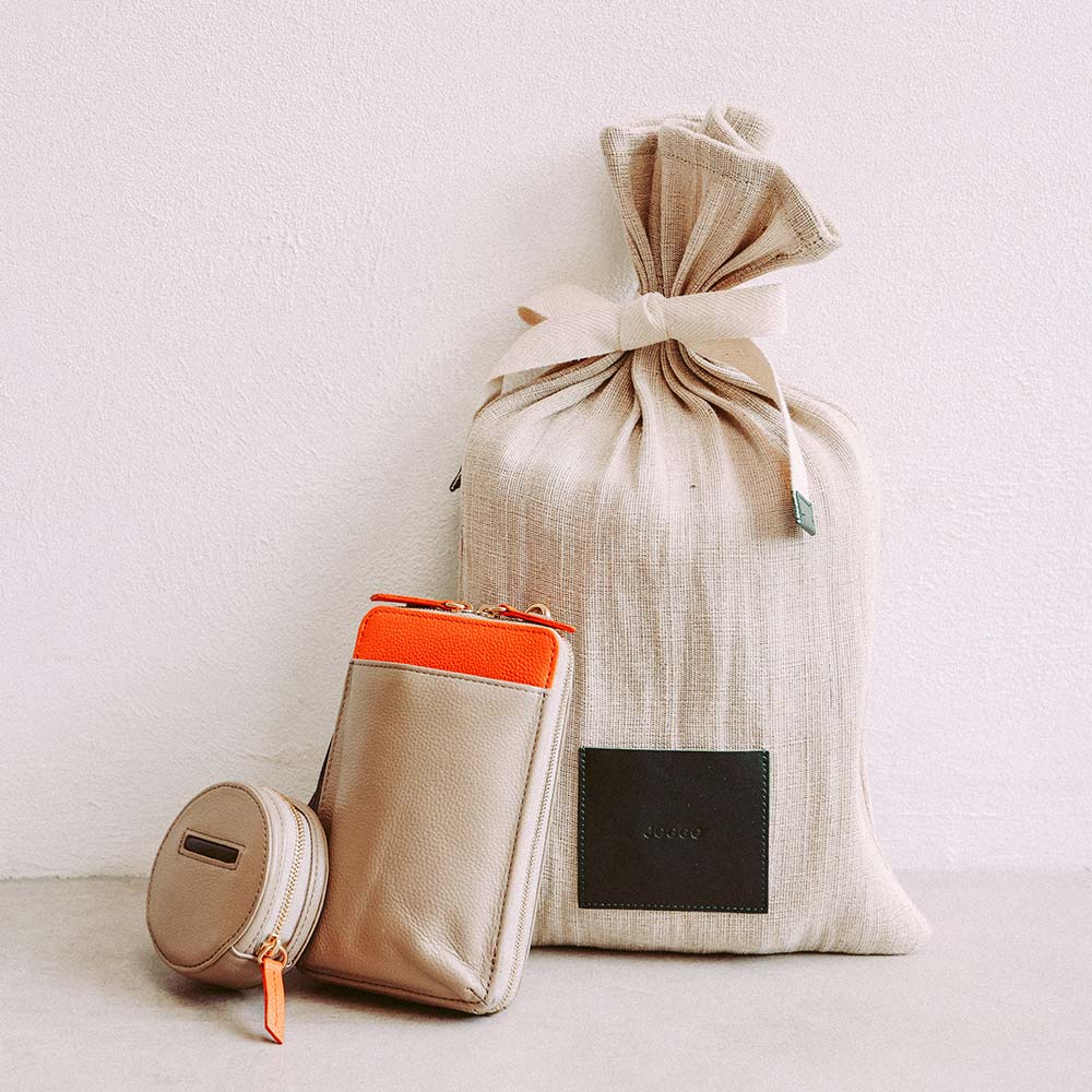 ポーチ付スマホショルダーバッグ - ギフトラッピング選択で、ジュート素材（※）のオリジナルバッグに包んでお届けします。（※ジュートは燃やしても有害物質が出ず、土に還るサスティナブルな自然素材。原料も育ちが早く、二酸化炭素の吸収力が高く、地球温暖化を抑制する働きもあります）