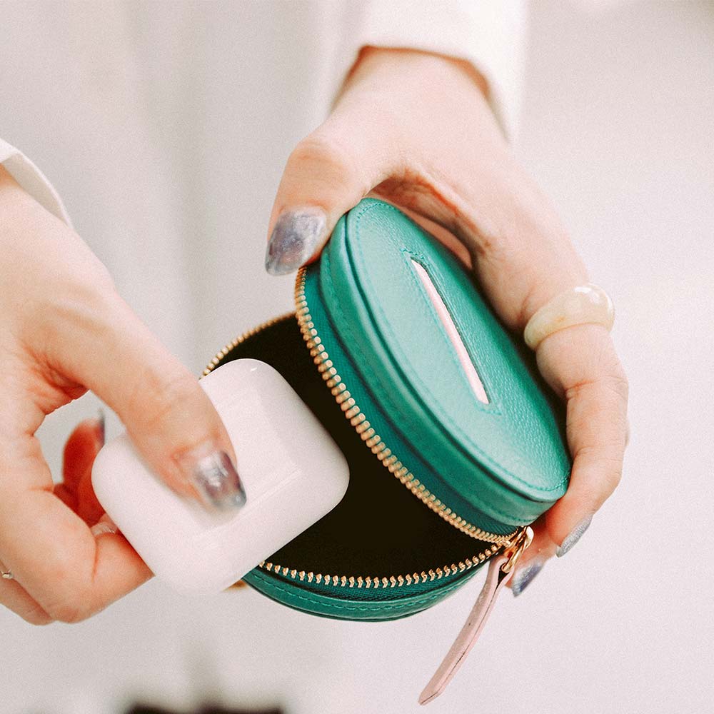 ポーチ付スマホショルダーバッグ - 付属のミニポーチはラウンドファスナーで大きく開くので出し入れしやすいのもポイント。