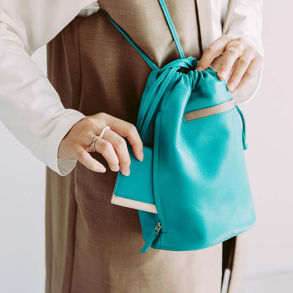 レザー巾着バッグ - サイドにはジップが付いており、巾着の口を締めた状態でも物を取り出せます。