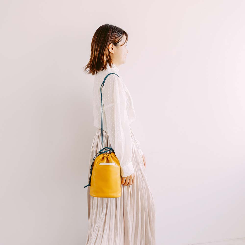 レザー巾着バッグ - モデル身長：151cm / 使用カラー：マスタードイエロー・ピーコックブルー・アイボリーホワイト