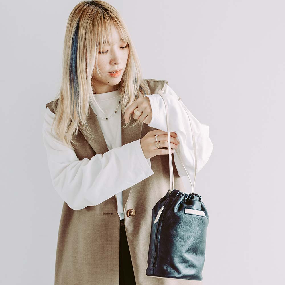 レザー巾着バッグ - モデル身長：156cm / 使用カラー：ピュアブラック・アイボリーホワイト