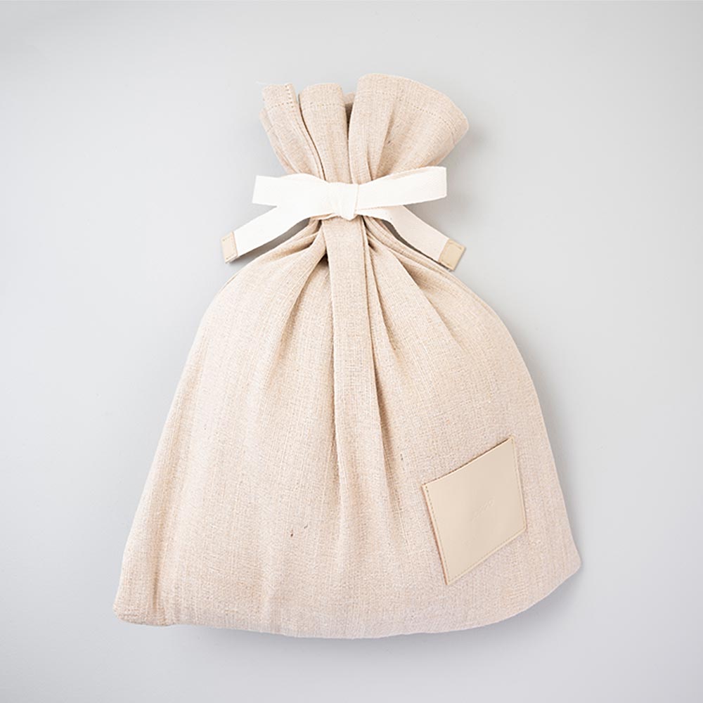 レザー巾着バッグ - ギフトラッピング選択で、ジュート素材（※）のオリジナルバッグに包んでお届けします。（※ジュートは燃やしても有害物質が出ず、土に還るサスティナブルな自然素材。原料も育ちが早く、二酸化炭素の吸収力が高く、地球温暖化を抑制する働きもあります）