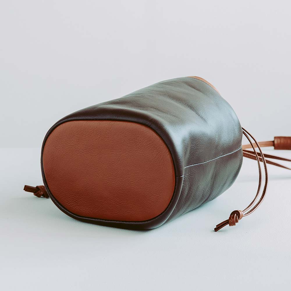 レザー巾着バッグ - バケツ型で底マチが広いため、小さくてもたくさん荷物を入れられます。カラーを変えられるのもポイント。