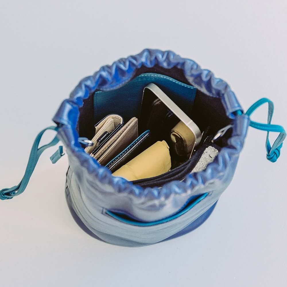 レザー巾着バッグ - 財布・スマホ・キーケースなど、おでかけに必要なアイテムがしっかり入ります。