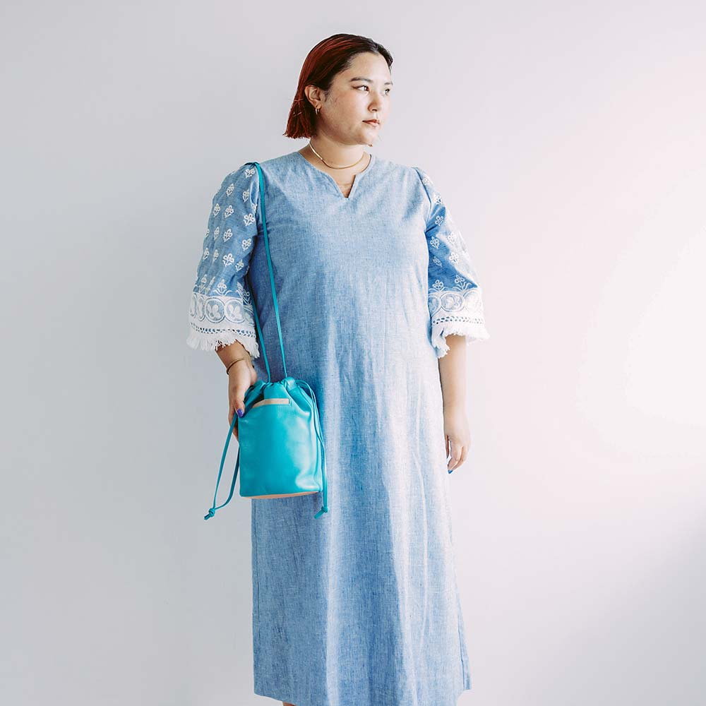 レザー巾着バッグ - モデル身長：163cm / 使用カラー：ターコイズブルー・グレージュ