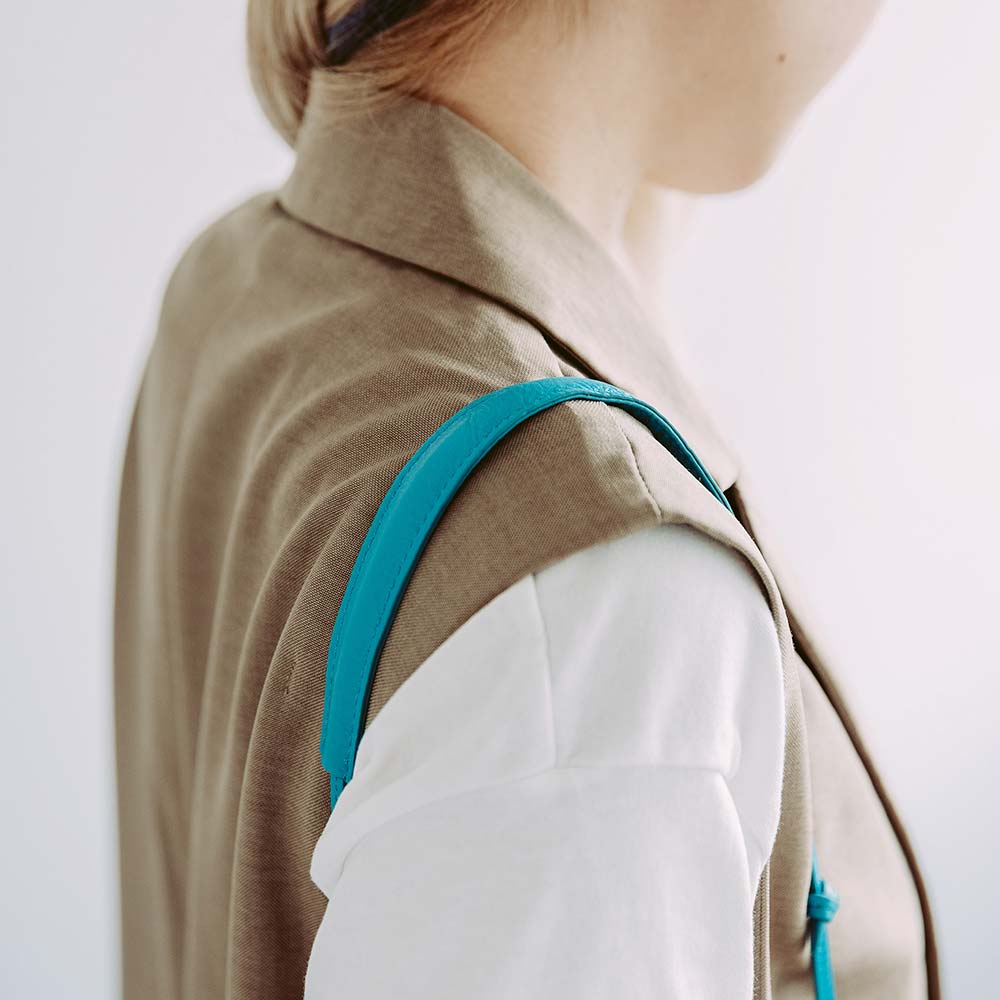 レザー巾着バッグ - ショルダーストラップは食い込んで痛くならないよう、肩パットが付いています。長時間のおでかけにも◎