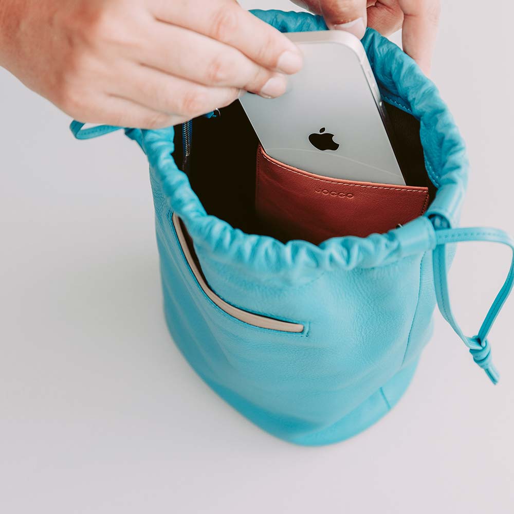 レザー巾着バッグ - 内側にも横10cm×縦13.5cmの収納ポケットがあり、リップや目薬、ティッシュ等の小物を収納できるようになっています。小さいながらも、機能性を追及しました。