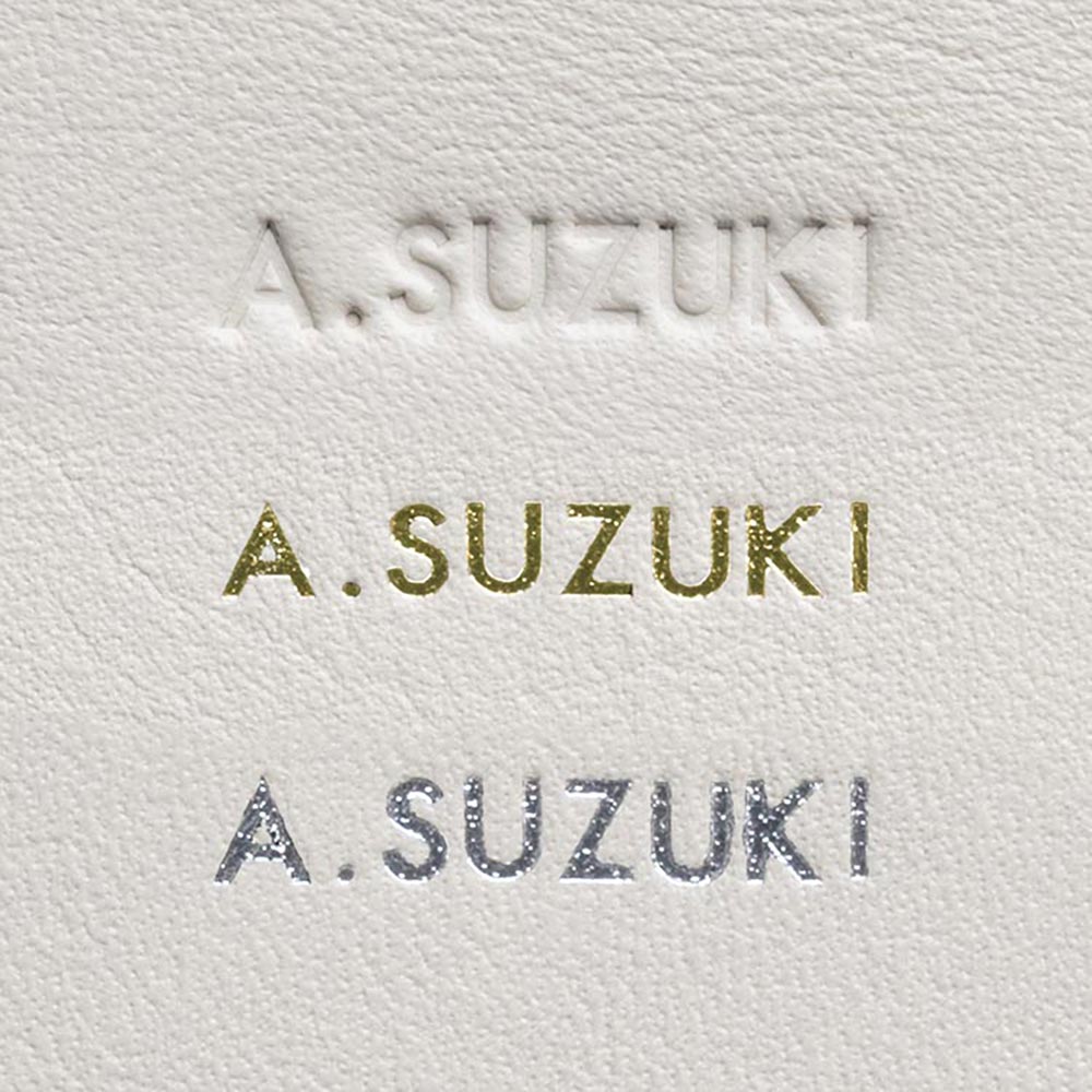 レザー巾着バッグ - お名前やイニシャルを無料で刻印できます。色は【ゴールド・シルバー・型押し】からお選びいただけます。一つひとつ手作業で刻印する、オーダーメイドならではの特別な一品に。