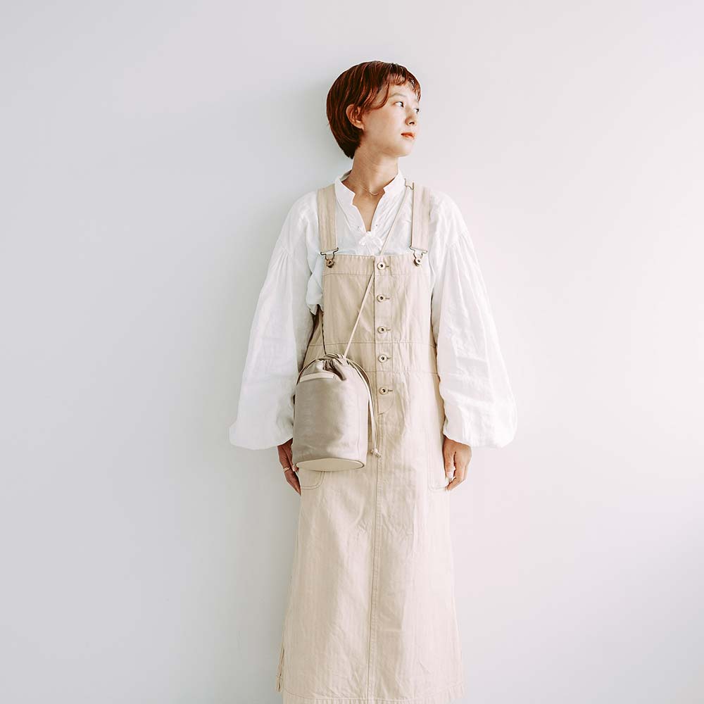 レザー巾着バッグ - モデル身長：157cm / 使用カラー：グレージュ・ナチュラルベージュ