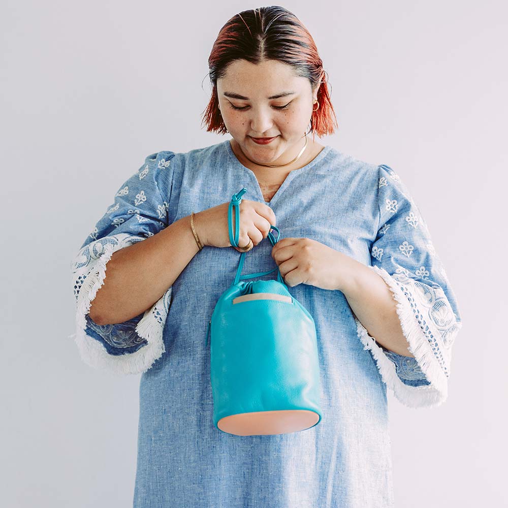 レザー巾着バッグ - モデル身長：163cm / 使用カラー：ターコイズブルー・グレージュ・フラミンゴピンク