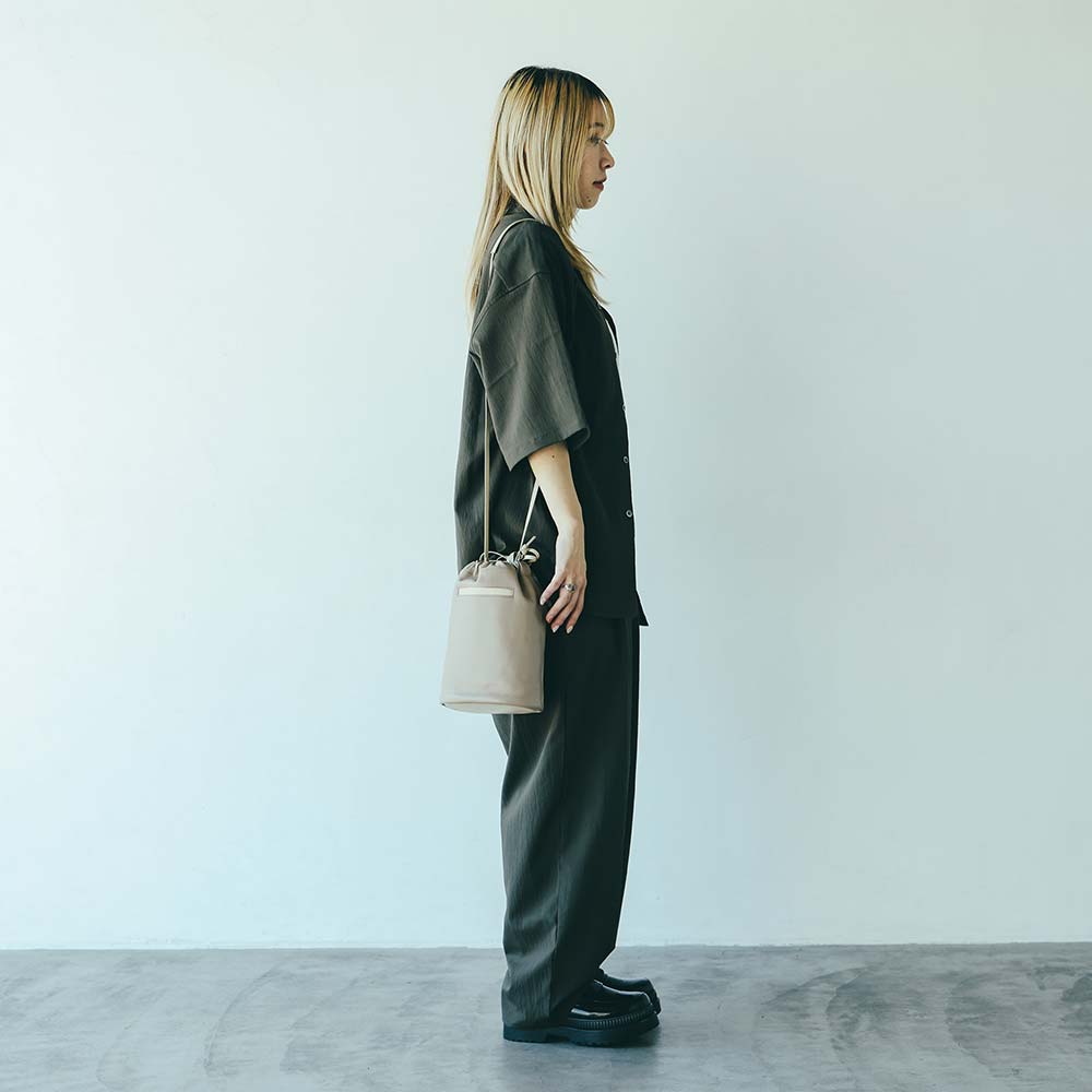 レザー巾着バッグ - ショルダーストラップは全長120cmです。モデル身長：156cm