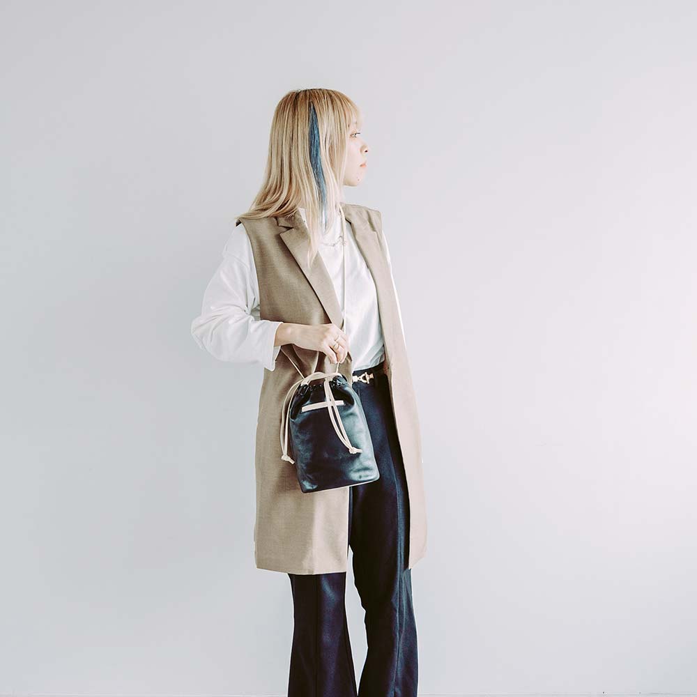 レザー巾着バッグ - モデル身長：156cm / 使用カラー：ピュアブラック・アイボリーホワイト