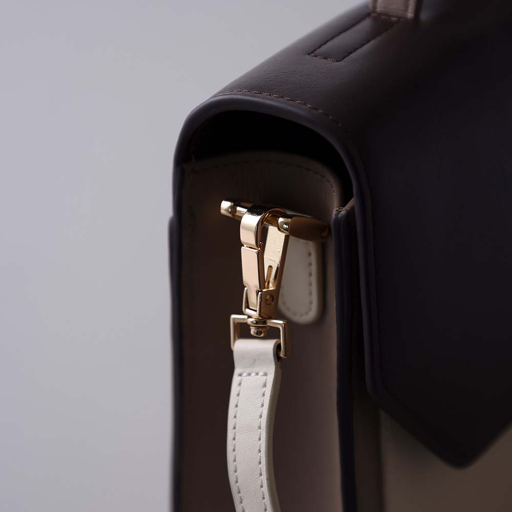 ２ｗａｙエンベロープミニバッグ - ショルダーストラップは、簡単に取り外しが可能です。