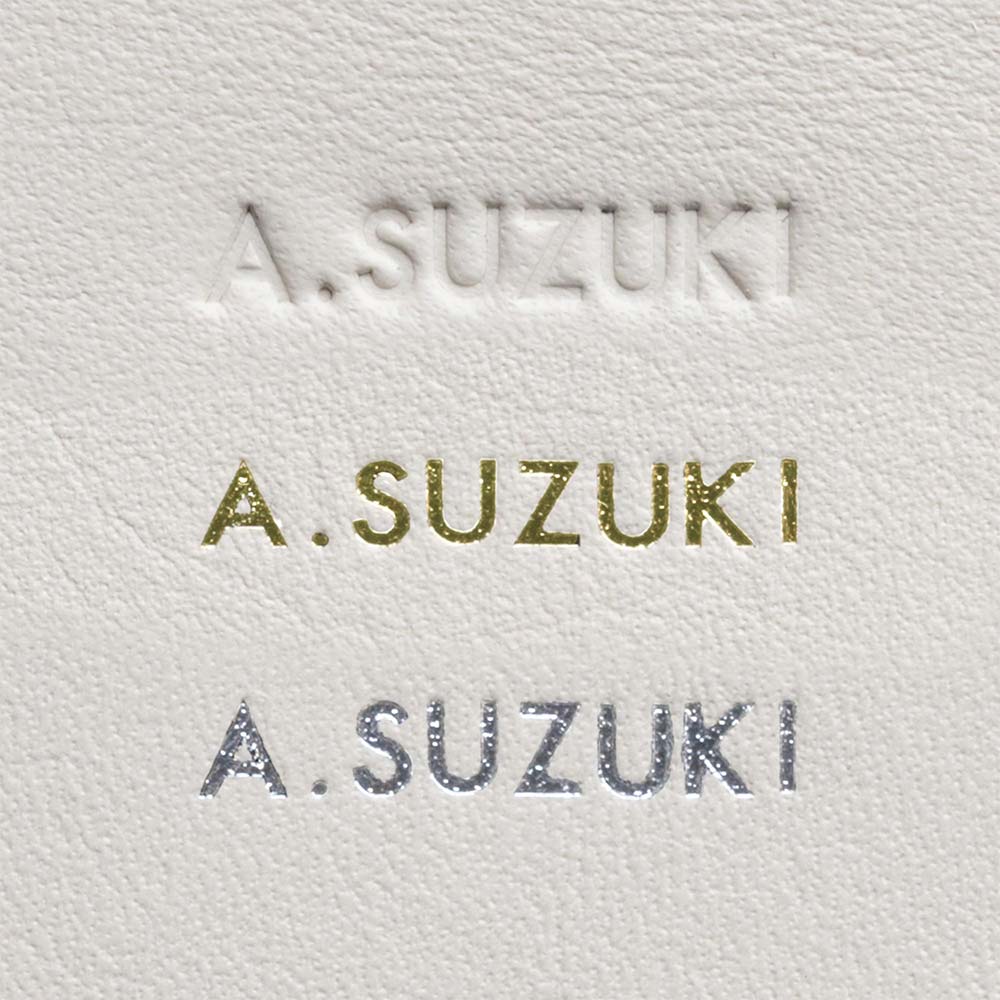 ２ｗａｙエンベロープミニバッグ - お名前やイニシャルを無料で刻印できます。色は【ゴールド・シルバー・型押し】からお選びいただけます。一つひとつ手作業で刻印する、オーダーメイドならではの特別な一品に。