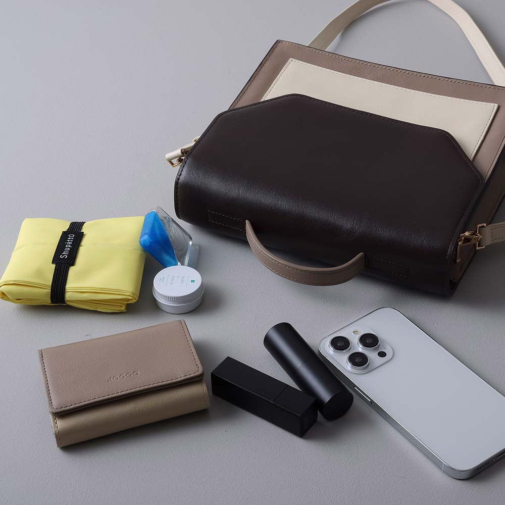 ２ｗａｙエンベロープミニバッグ - 財布・スマホ・ポーチ・鍵など、必要なアイテムが無理なく入るため、休日のお出かけ用バッグとしても最適です。