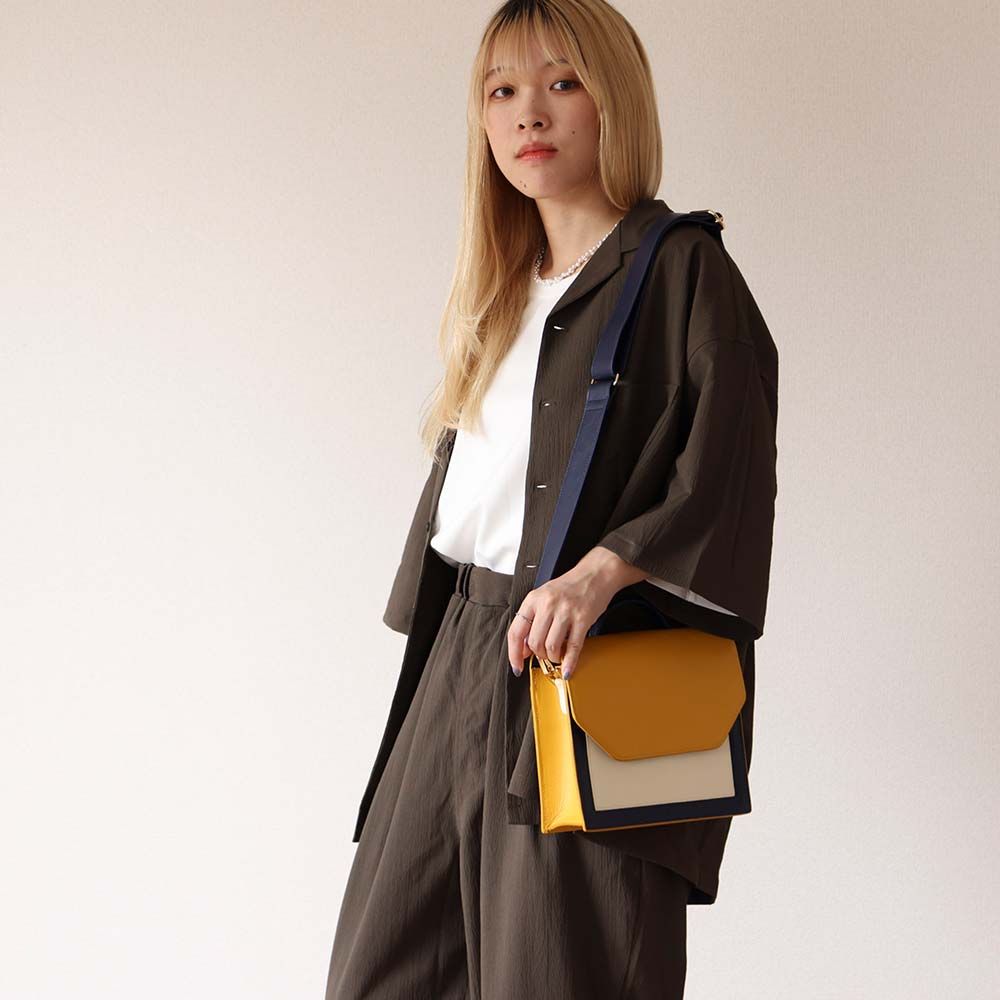 ２ｗａｙエンベロープミニバッグ - 別売りのワイドストラップを使用することで、また印象が変わります。