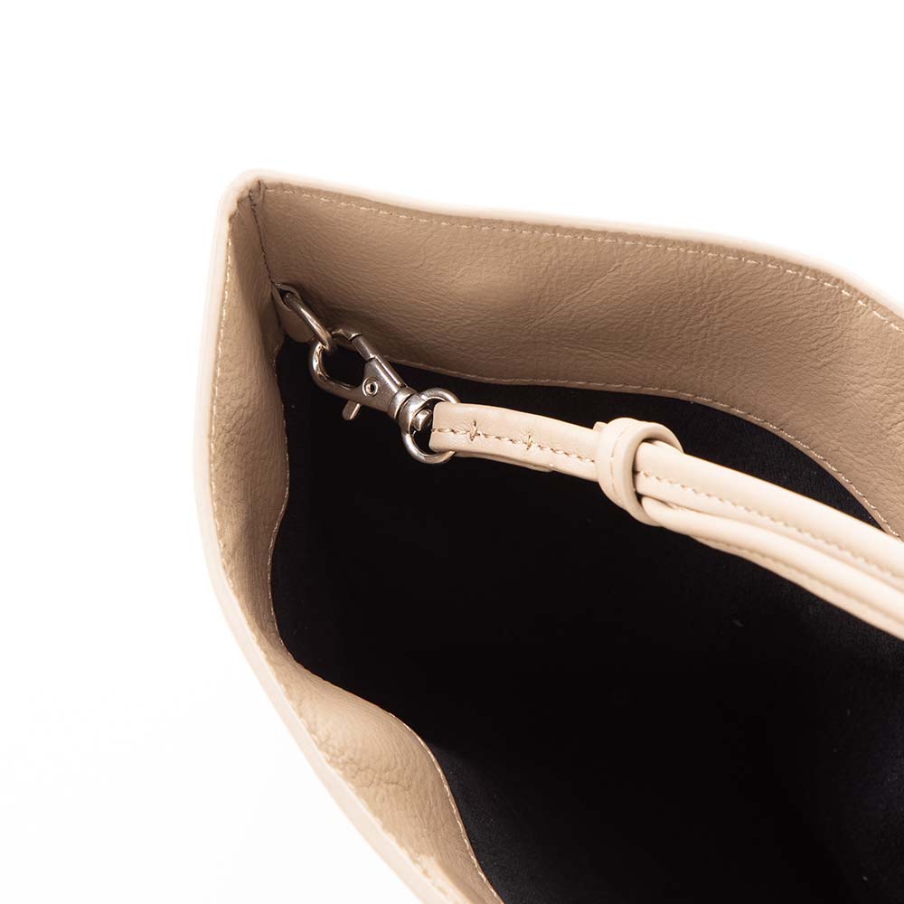 サコッシュ付きトートバッグ - ストラップは取り外し可能なので、使わない時は外してサコッシュのポケットにしまえるので、バッグの中で邪魔になりません。