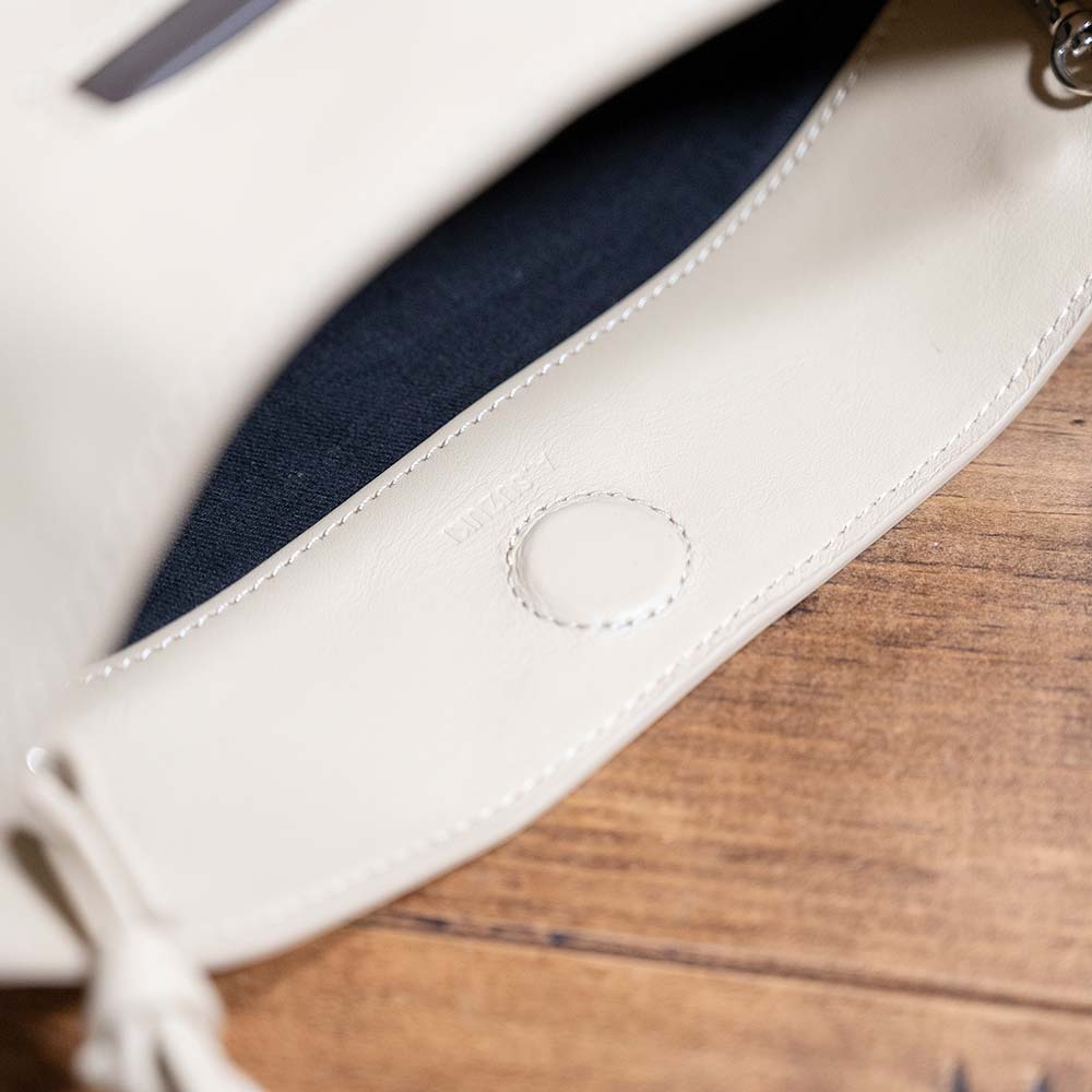 サコッシュ付きトートバッグ - 名入れはサコッシュの内側に入ります。刻印オプションを追加して、オーダーメイドならではの特別なギフト・プレゼントに。