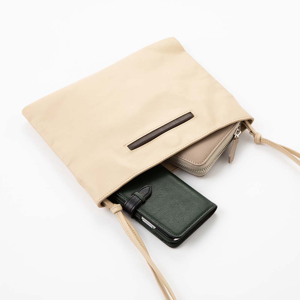 サコッシュ付きトートバッグ - サコッシュを取り外せば、ランチなどちょっとした外出の際に、スマホと財布だけ入れてお出かけできて便利です。