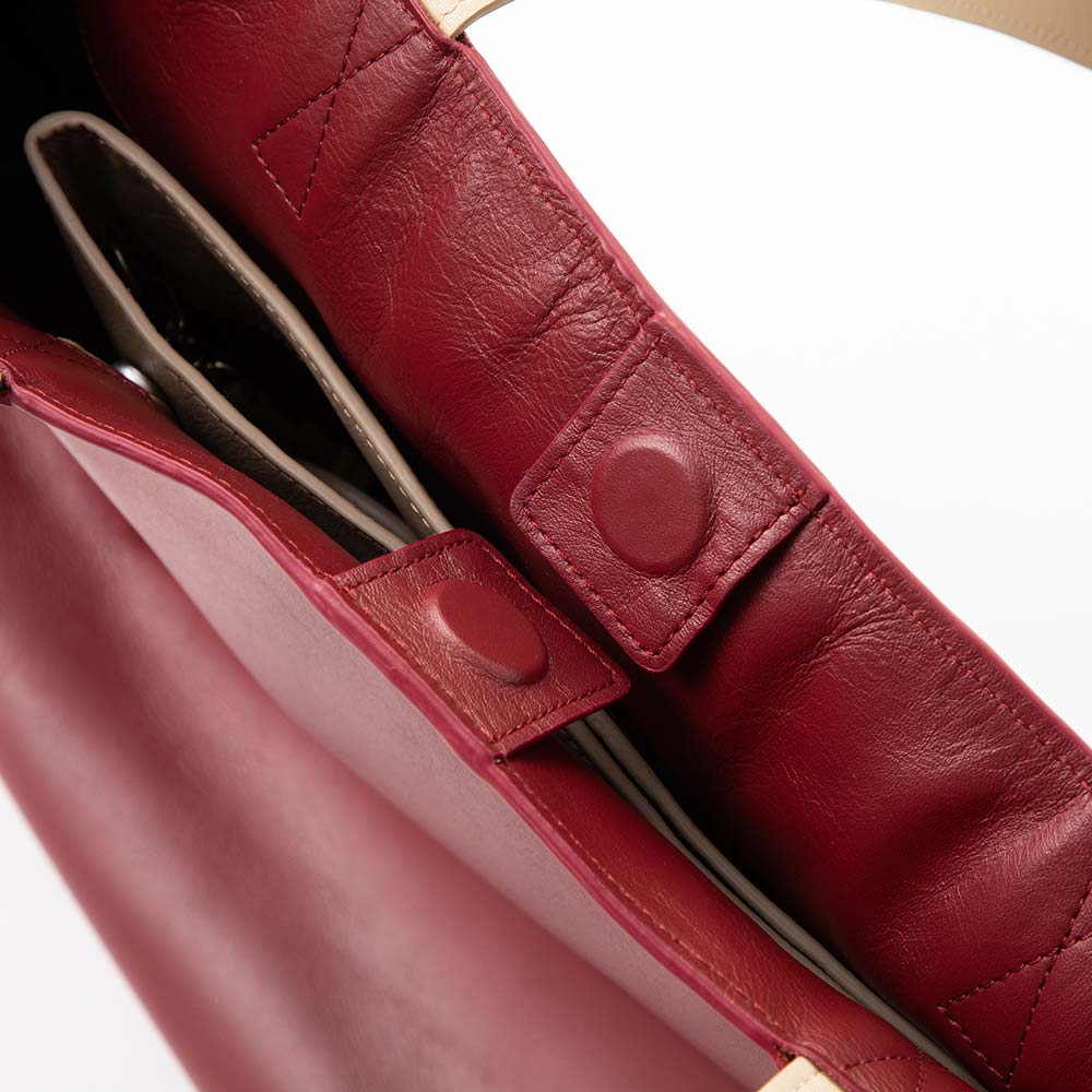 サコッシュ付きトートバッグ - 脱着が簡単なマグネットで開閉できるので、スナップボタンのようなストレスはありません。中身が見えにくく、防犯対策にもばっちり。