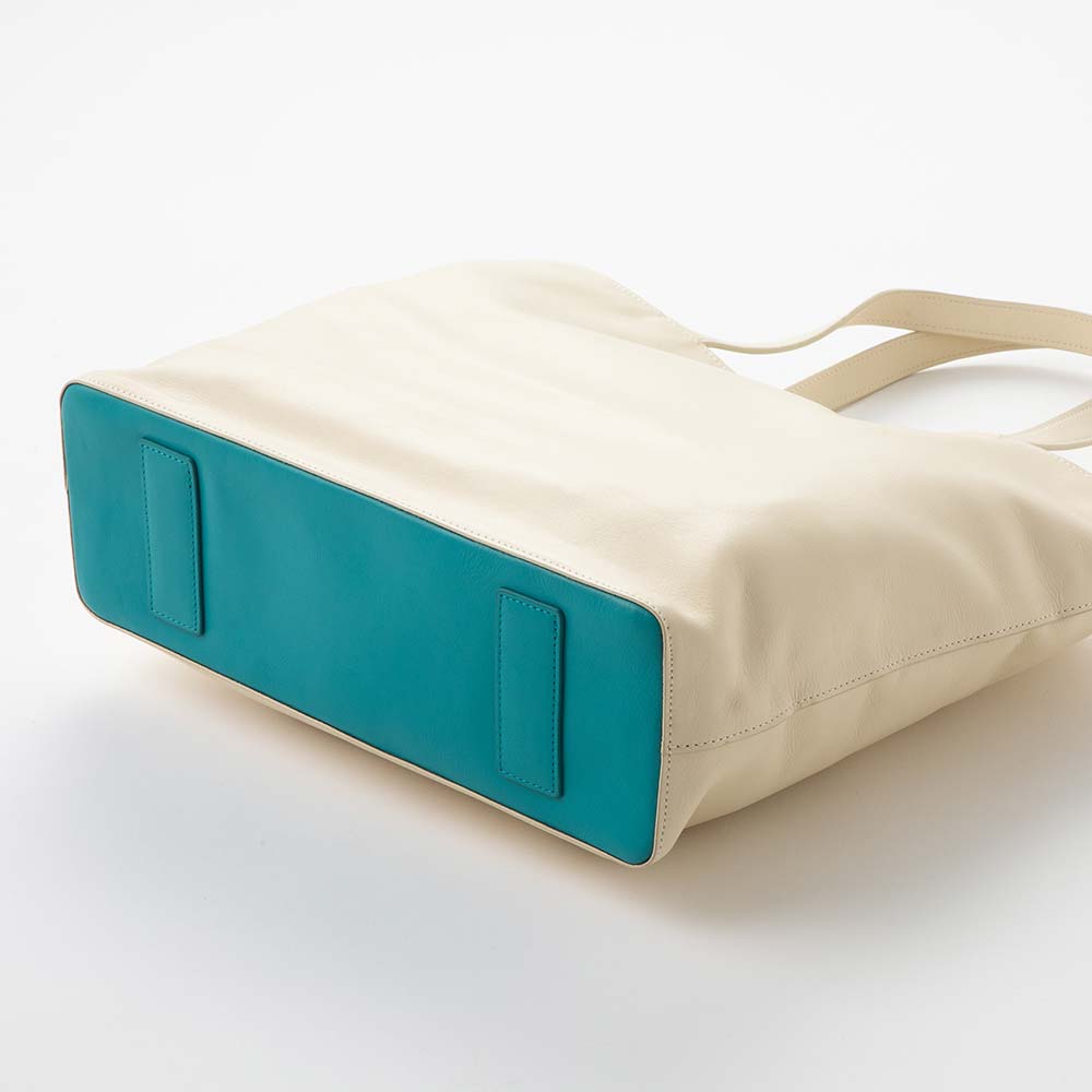 サコッシュ付きトートバッグ - 肩かけ時に見える底面にもデザインのアクセントを。さりげない部分へのこだわりで、よりオシャレに引き立てます。