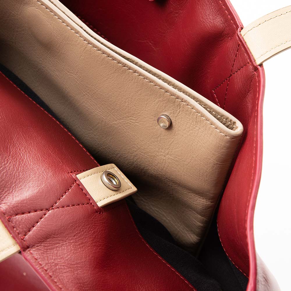 サコッシュ付きトートバッグ - サコッシュを取り外せば、ランチなどちょっとした外出の際に、スマホと財布だけ入れてお出かけできて便利です。