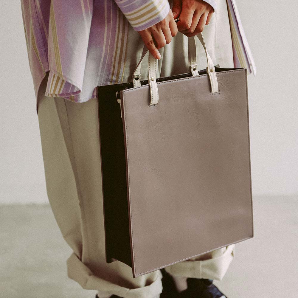 ２ｗａｙボックストートバッグ - シンプルで洗練されたデザインのオーダーメイドの本革バッグです。A4サイズがしっかりとはいりながらも、華奢でシンプルなディテールなので上品な印象に。自分へのご褒美としてはもちろん、プレゼントにも最適です。