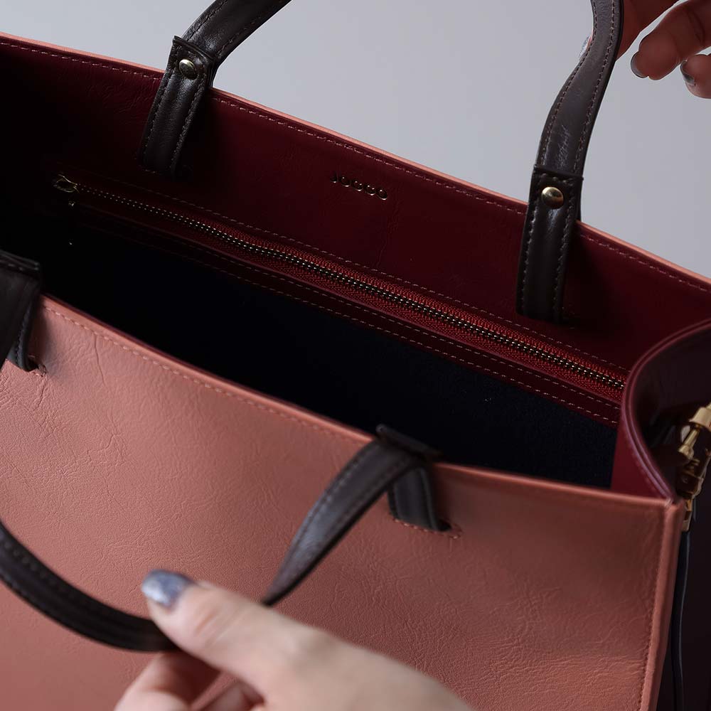 ２ｗａｙボックストートバッグ - 取り出しがスムーズで入れやすい入口。内側についている、大きめサイズのファスナー付きポケットはスマホやパスケースを入れるのにぴったりです。