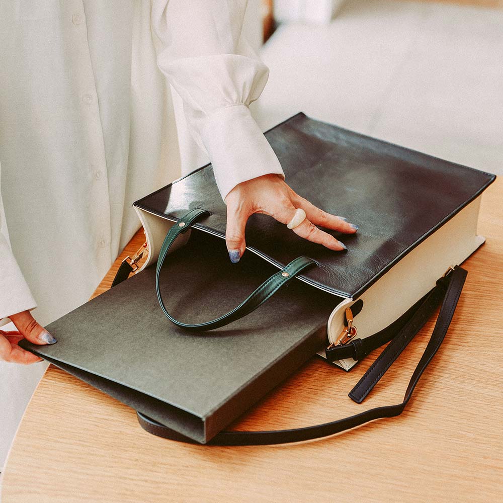 ２ｗａｙボックストートバッグ - A4資料がぴったり入る設計になっているので、通勤やビジネスにおすすめです。