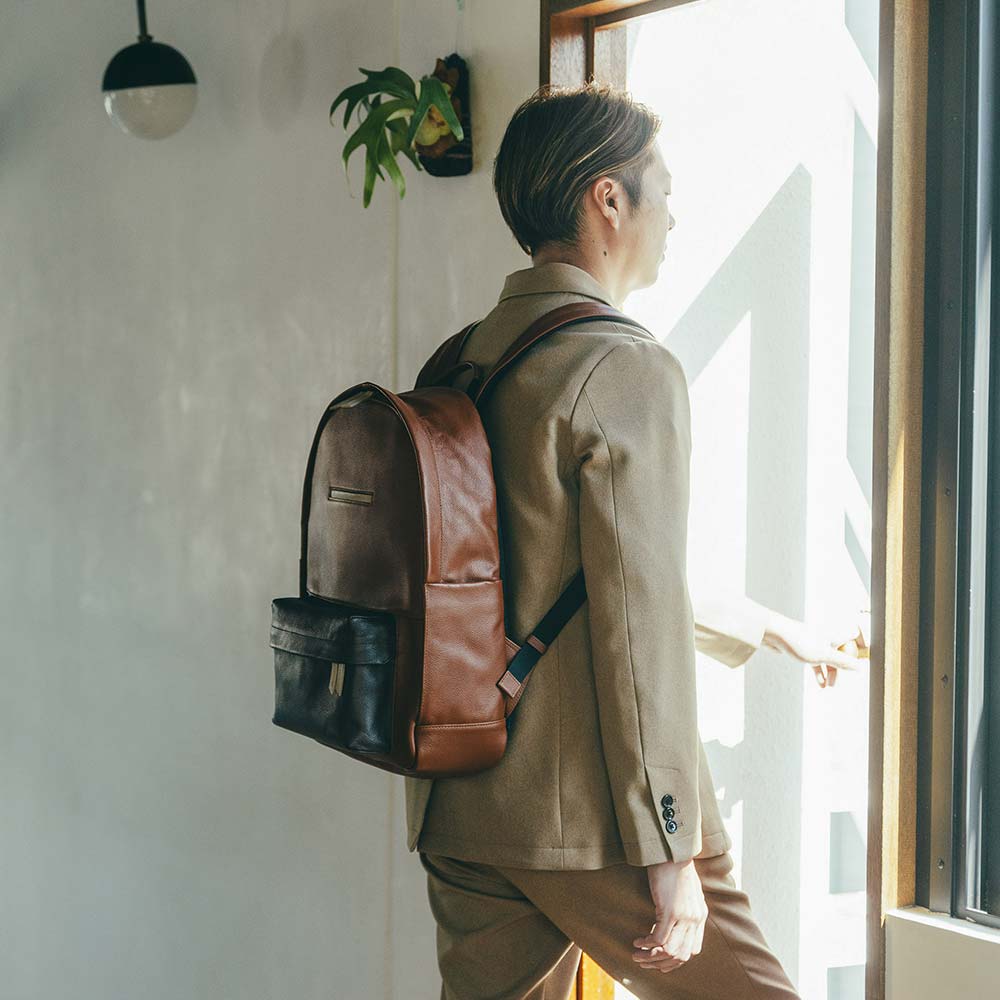 ラウンドレザーバックパック - モデル身長：175cm / 使用カラー：マロンブラウン・エスプレッソブラウン・グレージュ