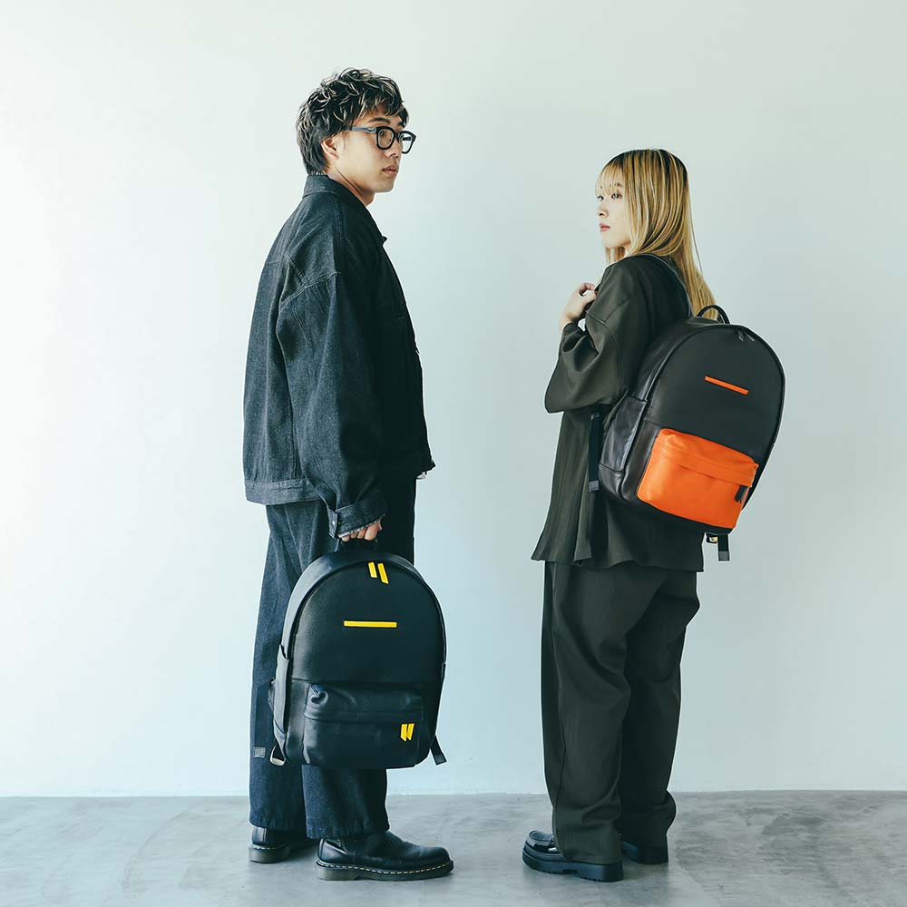 ラウンドレザーバックパック - 【モデル（左）】身長：173cm / 使用カラー：ピュアブラック・ハニービー【モデル（右）】身長：156cm / 使用カラー：エスプレッソブラウン・ビブラントサン