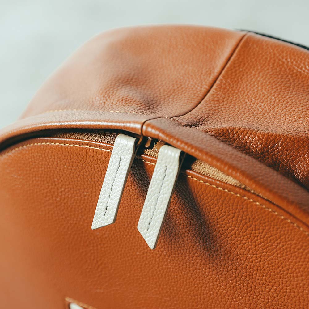 ラウンドレザーバックパック - 引手まで本革で仕上げたディテールにより、一層の高級感が漂います。引手がアクセントとなり、シンプルながらもおしゃれに個性を出すことができます。