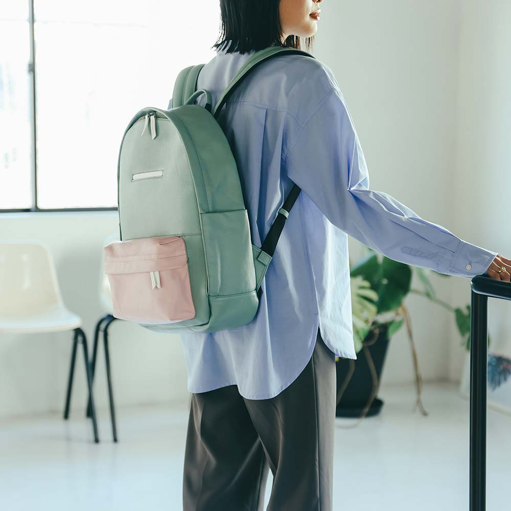 ラウンドレザーバックパック - 軽さを出すためにビスロンファスナーにしたり、裏地をCORDURA®ECO(ナイロン)にしています。重くなりがちな革のリュックも気軽に背負えます。