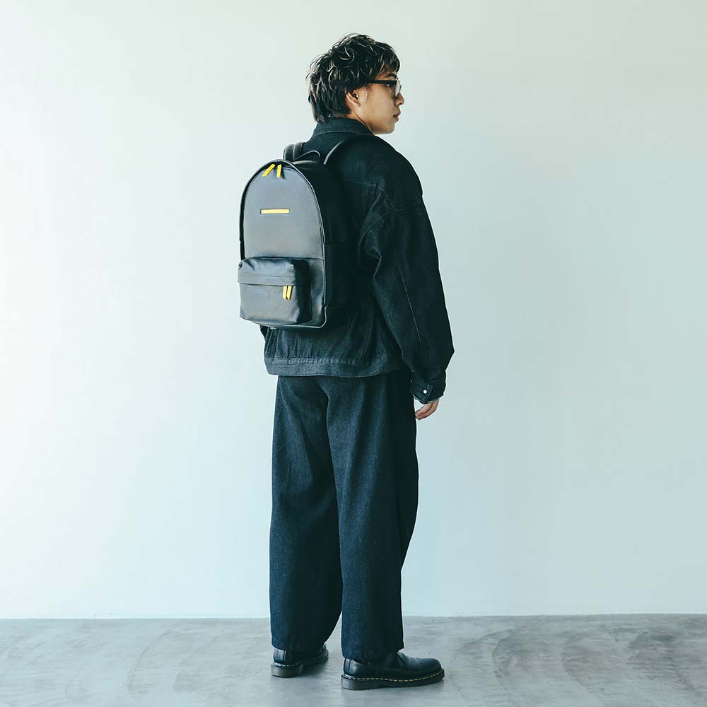 ラウンドレザーバックパック - モデル身長：173cm / 使用カラー：ピュアブラック・ハニービー