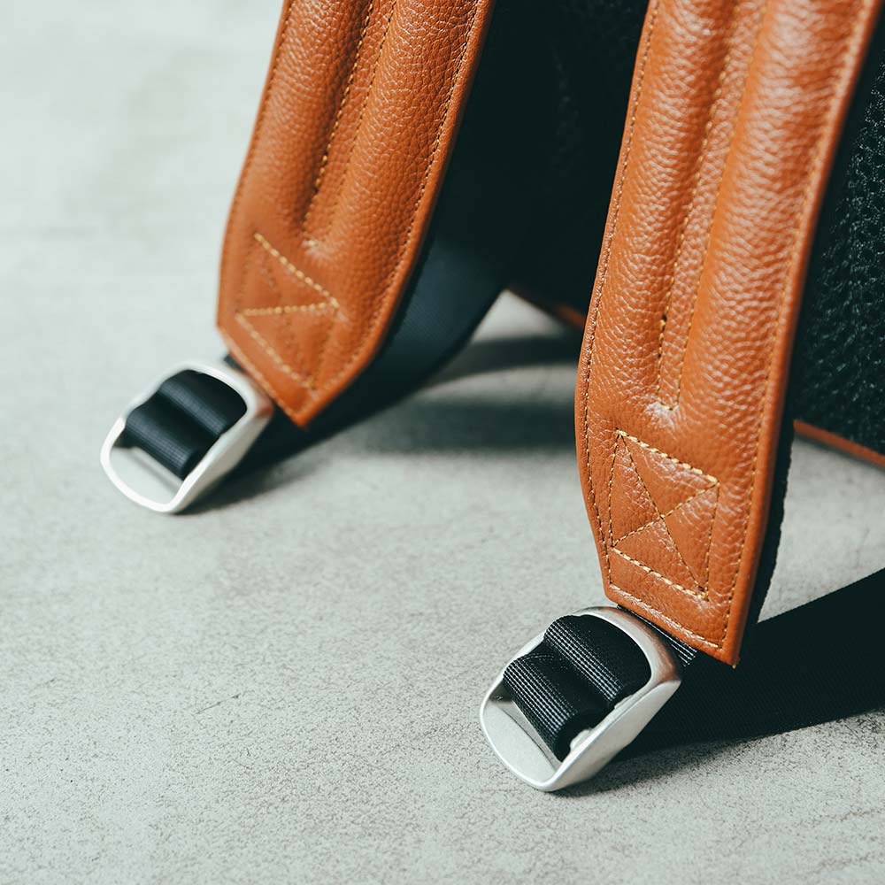 ラウンドレザーバックパック - 高級感のあるマットな質感の金具を採用しました。