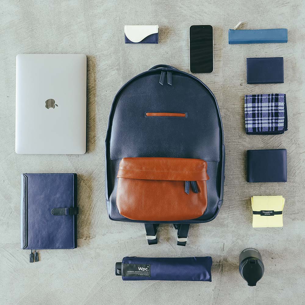 ラウンドレザーバックパック - 17Lと大容量。16インチのPC・マイボトル・折り畳み傘など大きいものもラクラク入ります。財布・スマホ・ポーチ・キーケースなど、必須アイテムはもちろん、A4サイズもすっぽり。肌寒い時や雨の時の着替えも入ります◎