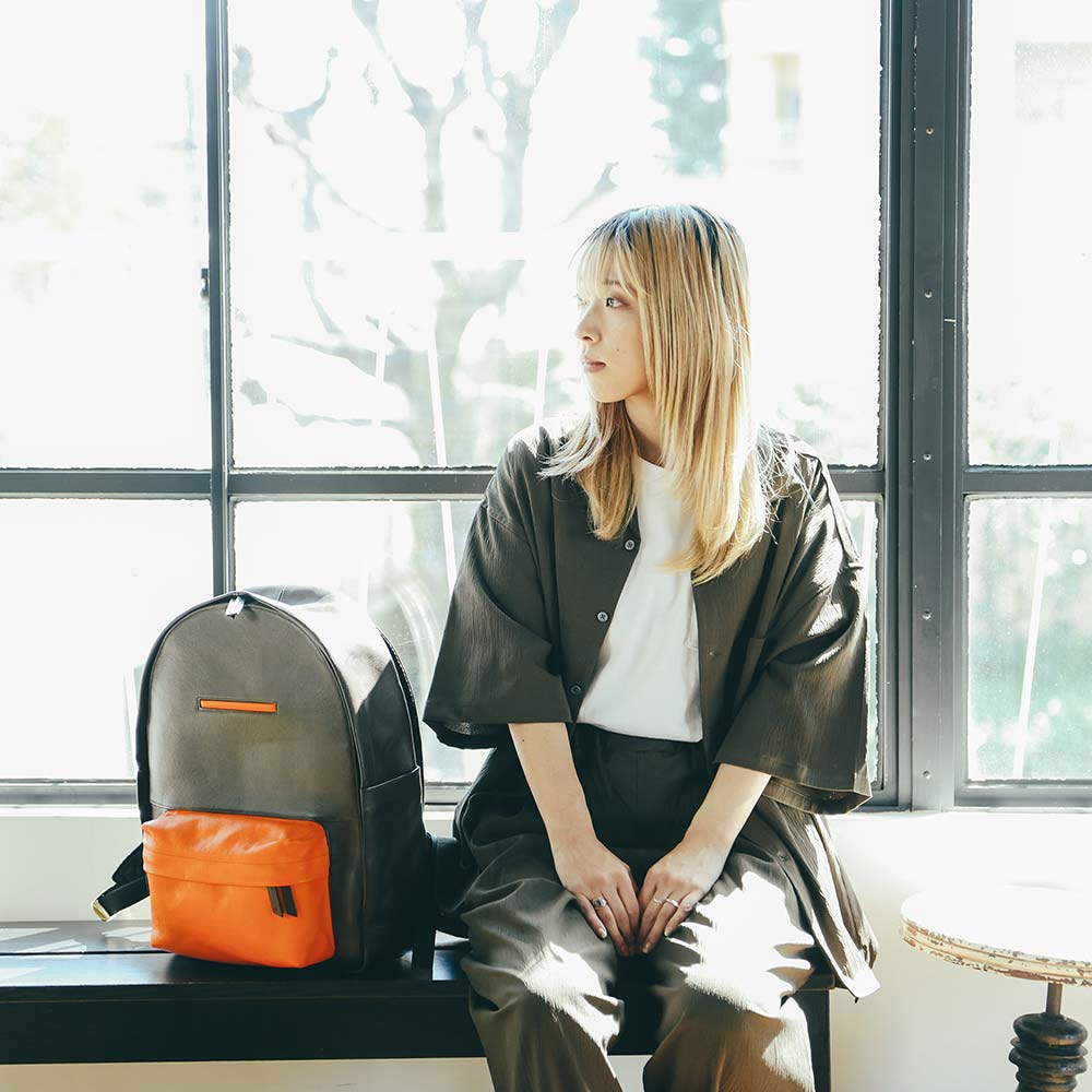 ラウンドレザーバックパック - 使用カラー：エスプレッソブラウン・ビブラントサン