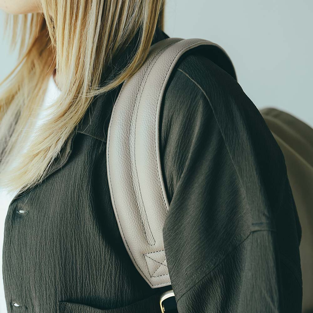 ラウンドレザーバックパック - 長時間背負っても疲れにくく、体に沿うように設計された肩ベルト。フィット感抜群で、肩からのズリ落ちを防ぎます。硬すぎず柔らかすぎないちょうどいいクッション性にもこだわっています。