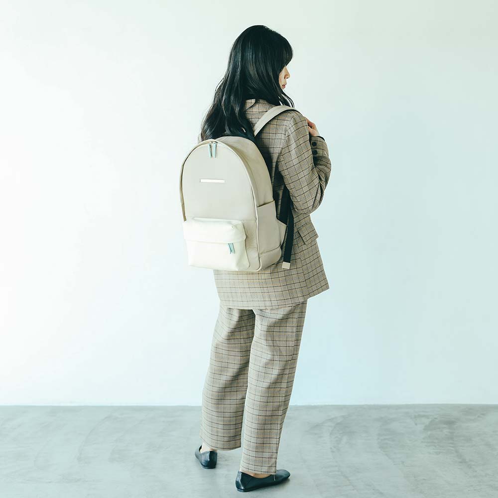 ラウンドレザーバックパック - モデル身長：163cm / 使用カラー：グレージュ・アイボリーホワイト・セージグリーン