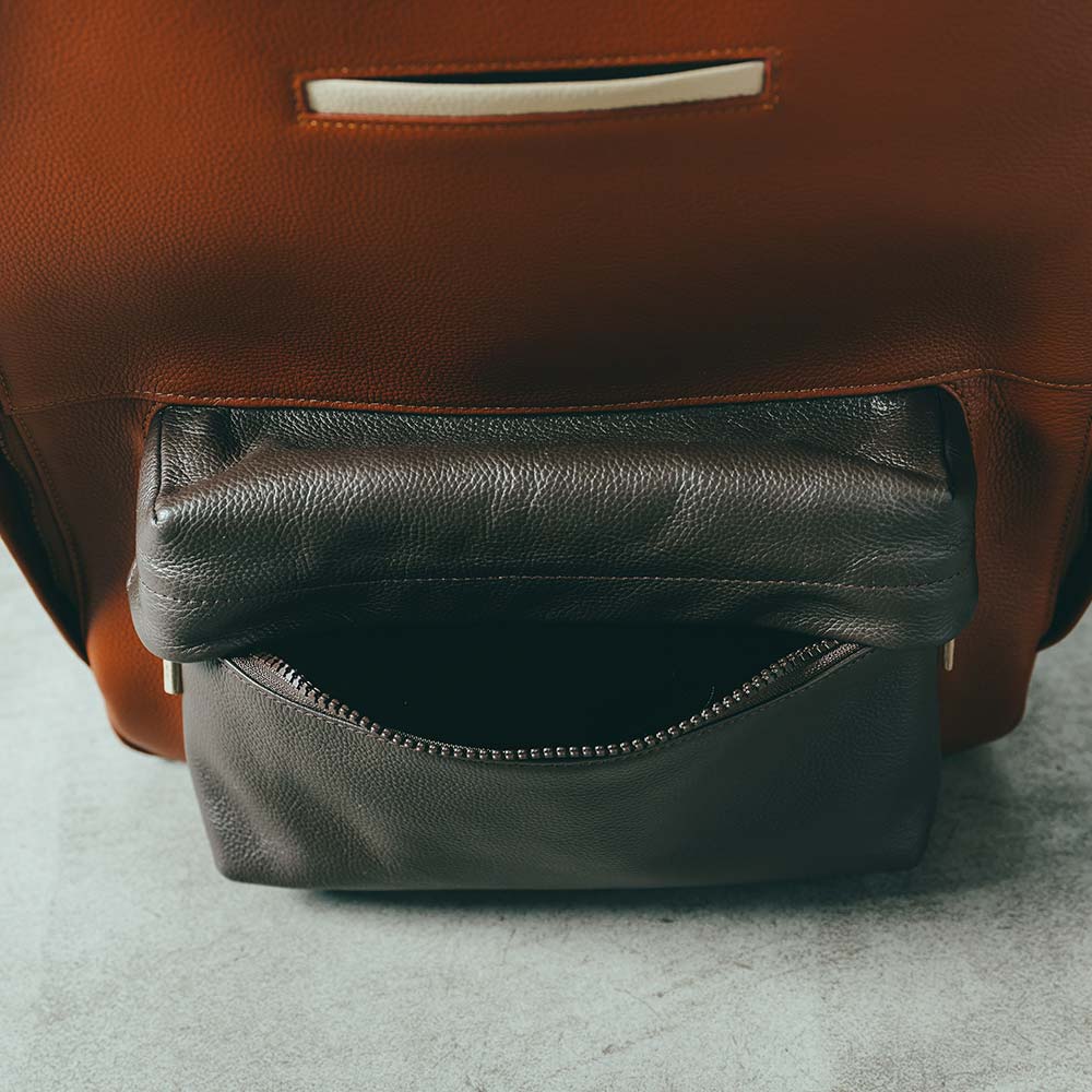 ラウンドレザーバックパック - ダブルファスナーのため、利き手に関わらず使いやすくなっています。