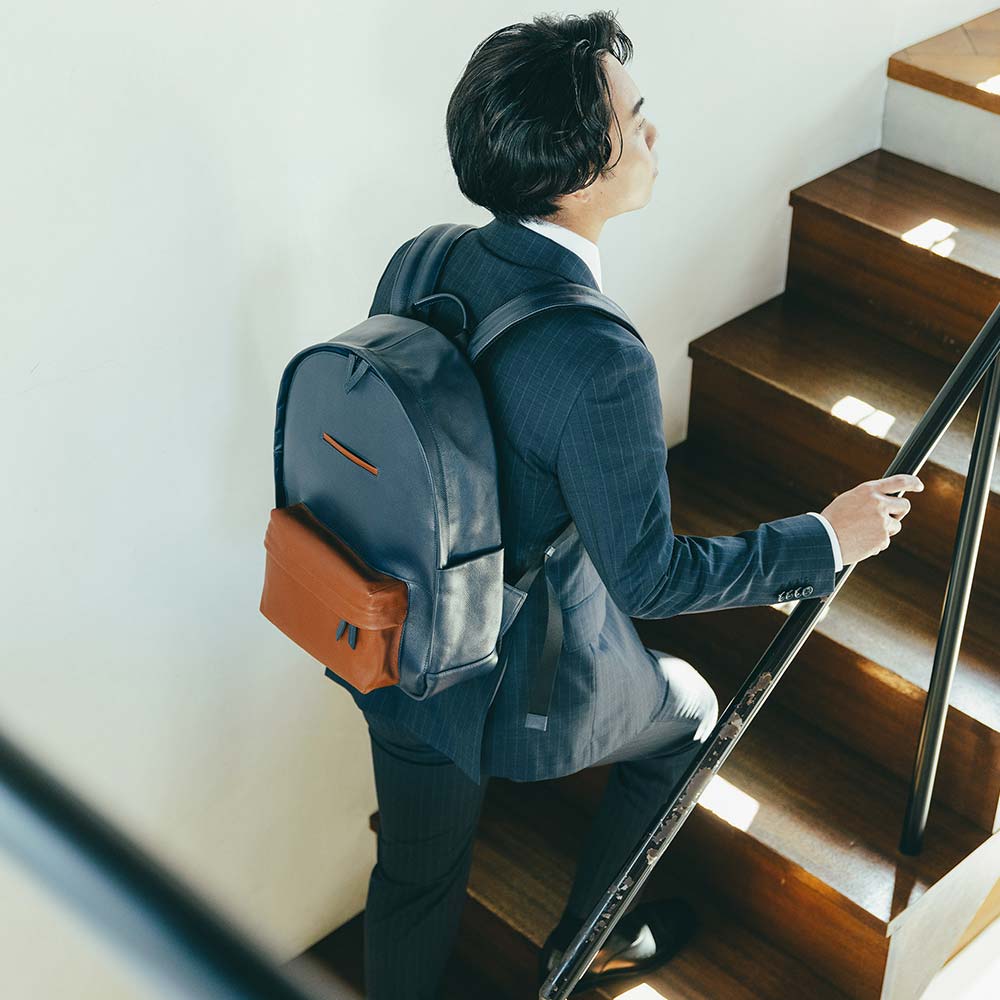 ラウンドレザーバックパック - 身長：171cm / 使用カラー：ミッドナイトネイビー・マロンブラウン